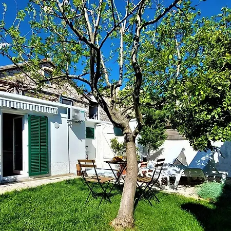 Center Apartment *
